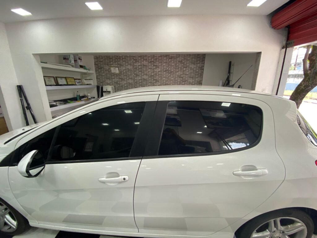 carro com insulfilm fume escuro