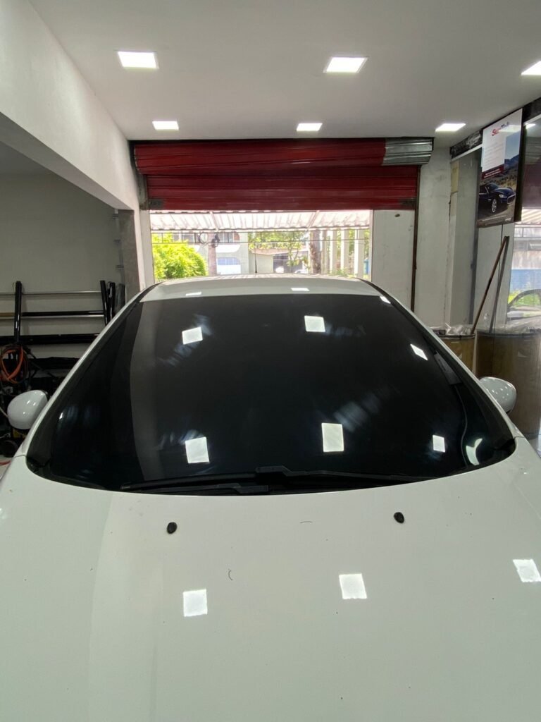 carro com insulfilm fume escuro parabrisa
