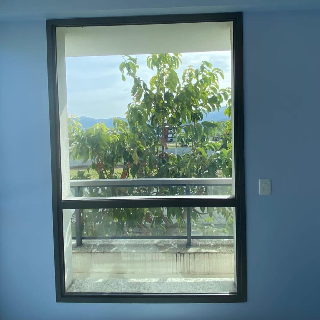 pelicula transparente em janela