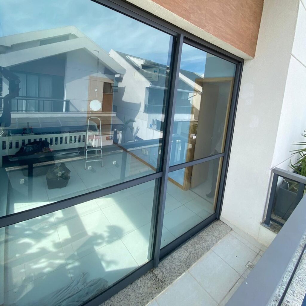 pelicula transparente porta de vidro de correr na varanda