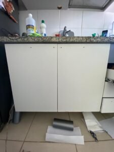 Envelopamento de Móveis 11 envelopamento adesivagem armario de cozinha antes
