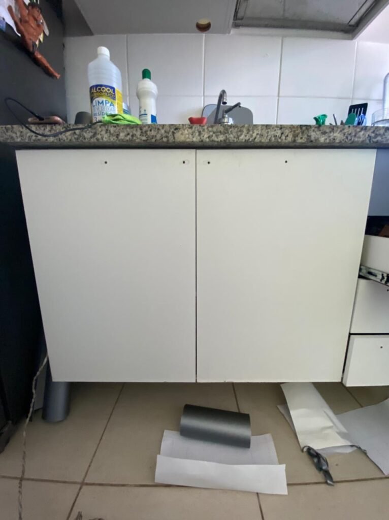 envelopamento adesivagem armario de cozinha antes
