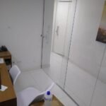 Decoração com espelhos - decoração de interiores 4 Divisoria de um escritorio em vidro temperado