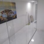 Decoração com espelhos - decoração de interiores 2 Divisoria de um escritorio em vidro temperado 2