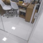 Decoração com espelhos - decoração de interiores 3 Divisoria de um escritorio em vidro temperado 3