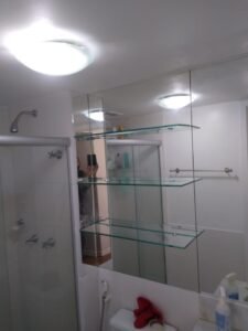 Prateleiras de vidro 1 Espelho com prateleiras colocados no banheiro 2