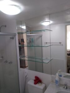 Prateleiras de vidro 2 Espelho com prateleiras colocados no banheiro