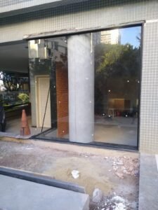 depois fechamento de fachada com vidro 2