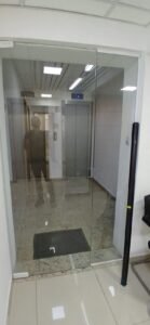 insulfilm escuro em portaria de vidro antes