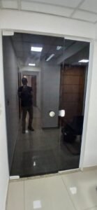 insulfilm escuro em portaria de vidro depois