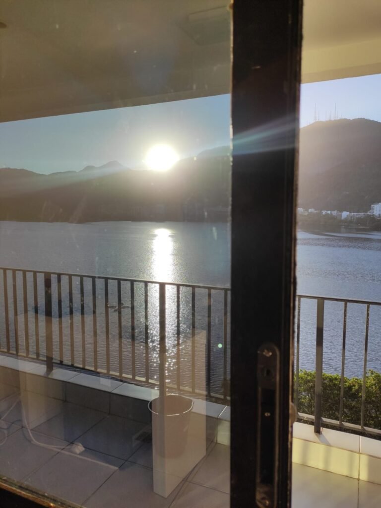 claridade excessiva do sol batendo na lagoa rodrigo de freitas