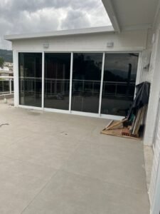 escuro por fora claro por dentro protecao uv reducao de calor em area de lazer 3